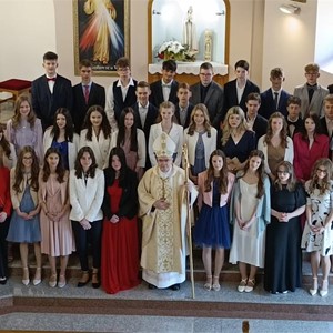 Kardinal Bozanić podijelio sakrament potvrde krizmanicima u Savskom Gaju